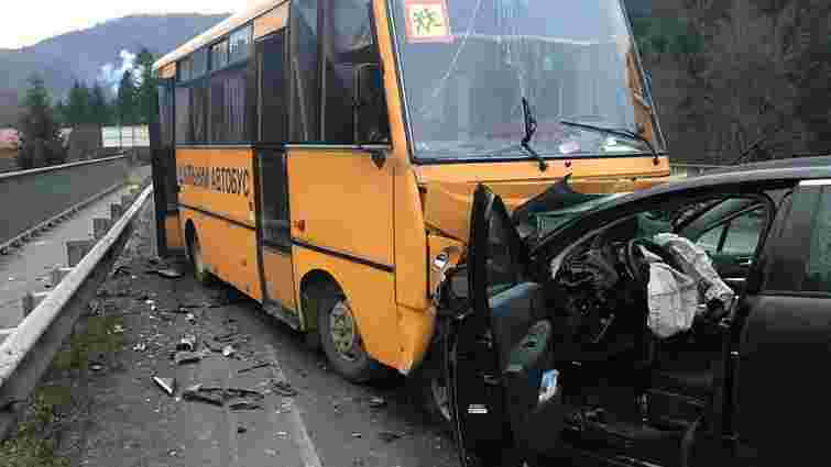 На трасі Київ-Чоп Peugeot зіткнувся зі шкільним автобусом