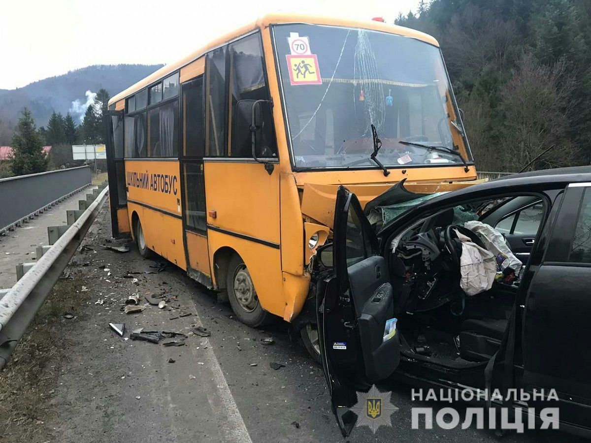 На трасі Київ-Чоп Peugeot зіткнувся зі шкільним автобусом