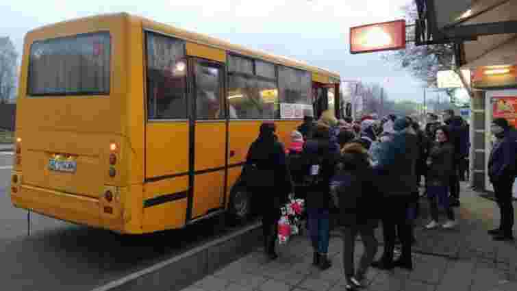 В Луцьку стався транспортний колапс через запровадження безготівки в маршрутках