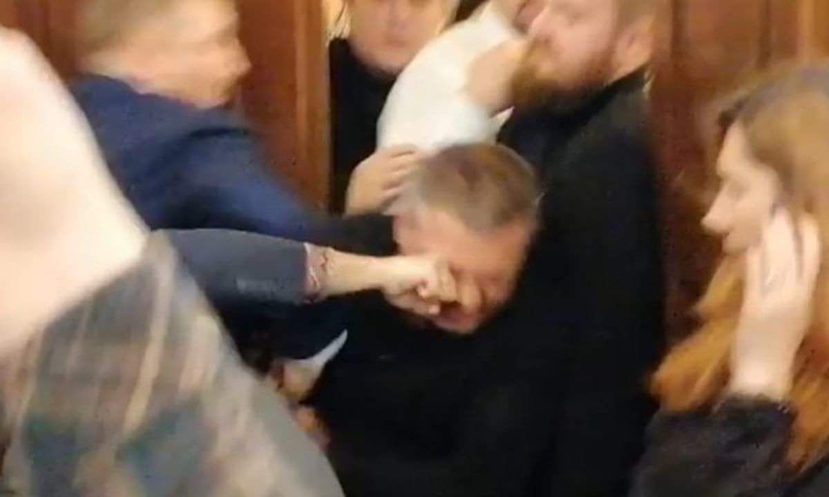 На засіданні аграрного комітету Верховної Ради «слуги народу» побилися зі «свободівцями»