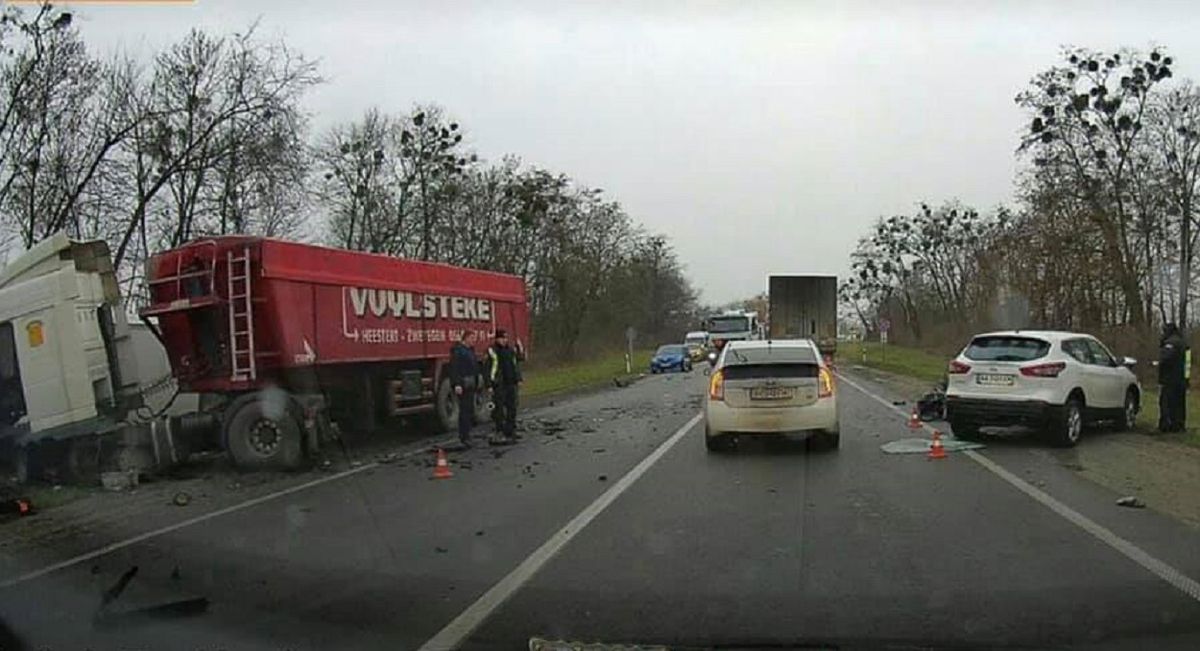 У потрійній ДТП з фурою у Новому Яричеві загинув водій легковика
