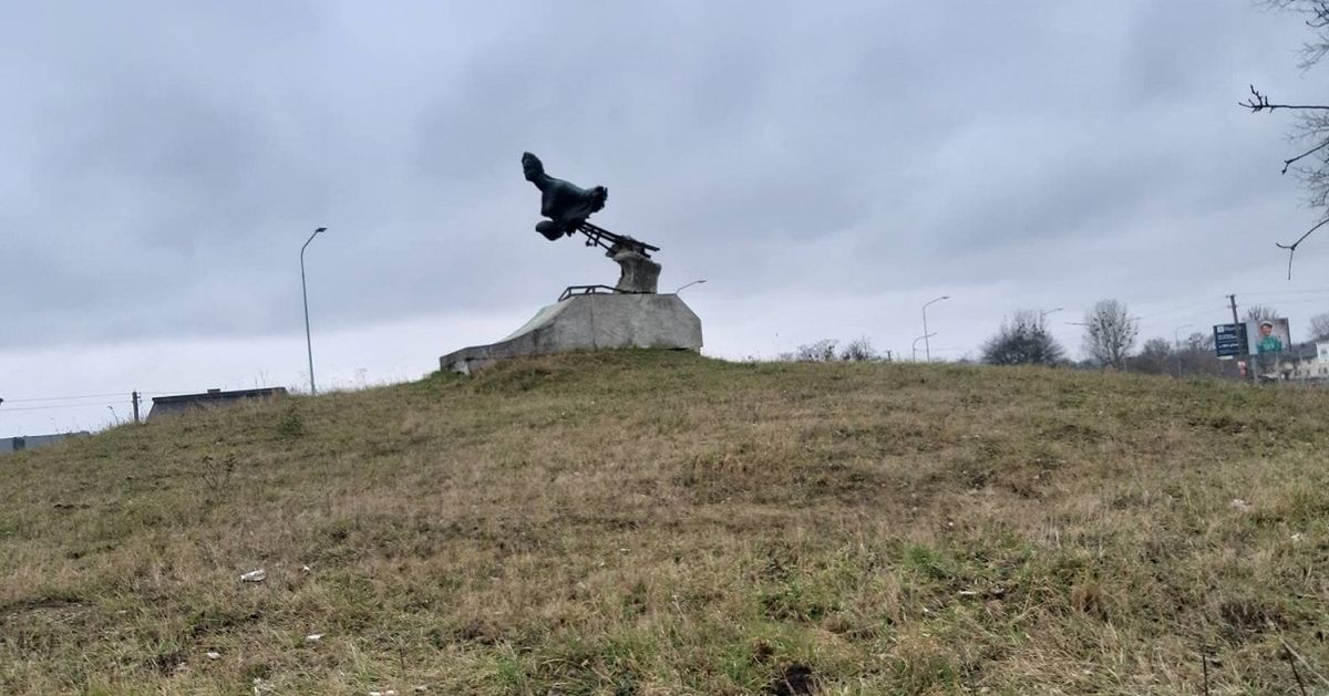 У селі під Львовом вандали розпиляли мідний пам’ятник Русалці Дністровій