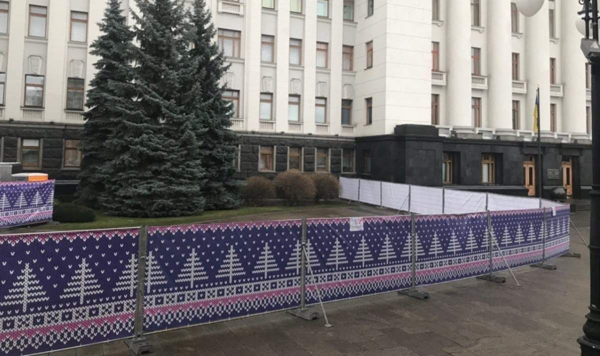 Перед Офісом президента монтують безкоштовну новорічну ковзанку
