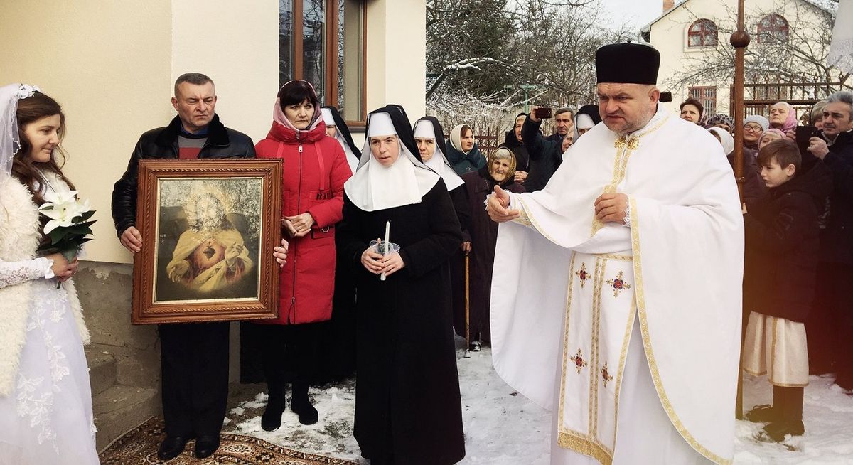 У Львові відлучений від церкви священик посвятив у монахині дівчину у весільній сукні