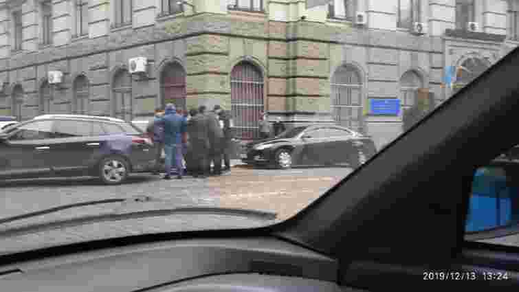 Львівського поліцейського взяли на хабарі під будівлею Нацполіції області