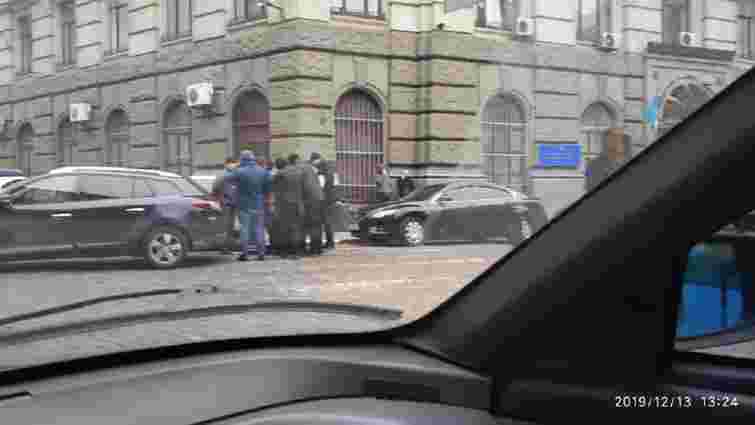 Львівського поліцейського взяли на хабарі під будівлею Нацполіції області