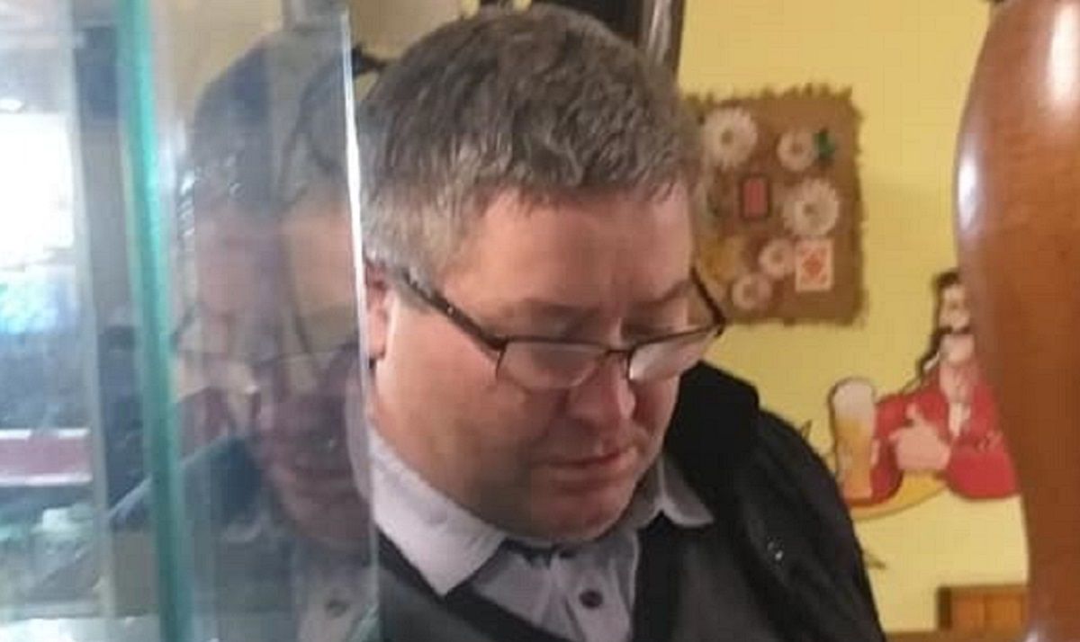 Сільський голова на Львівщині кинув графином в офіціантку після відмови принести шашлик