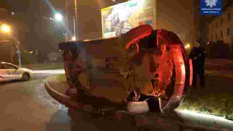 Під час втечі від львівських патрульних п’яний водій перекинувся на своєму авто