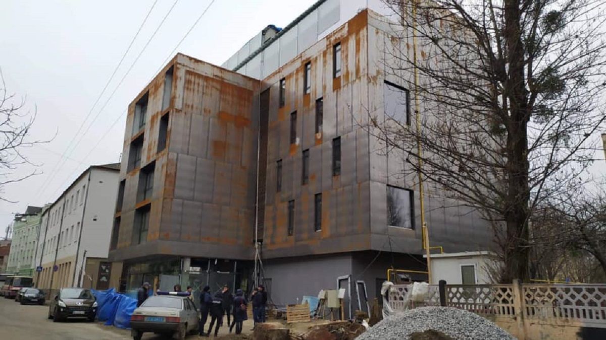 Унаслідок падіння зі сходів на будівництві готелю холдингу «!Fest» загинув 41-річний робітник