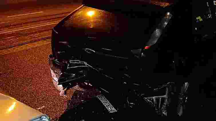 Вночі у Львові водій розбив чотири припарковані авто та втік з місця ДТП