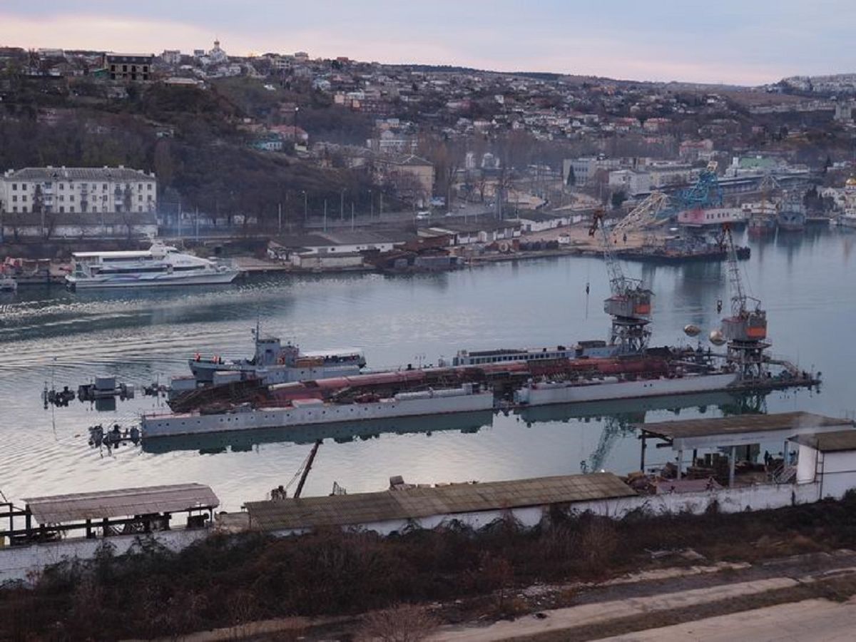 В окупованому Севастополі затонув плавучий док з підводним човном