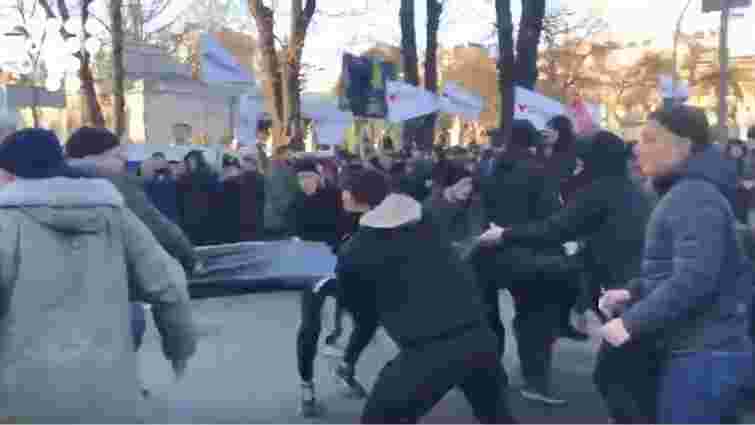 У бійці «Нацкорпусу» з поліцією біля Верховної Ради постраждали журналісти