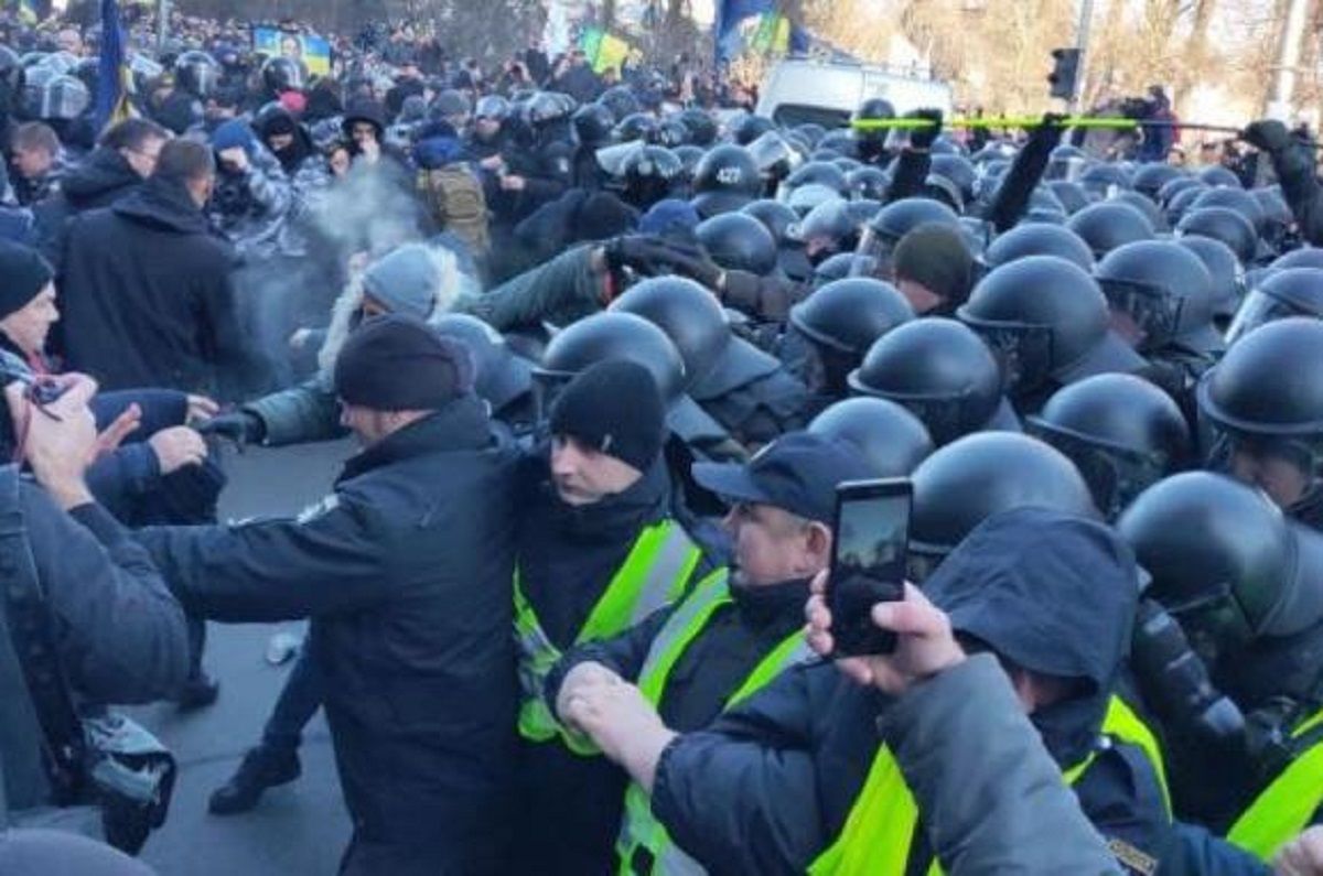 Зеленський відреагував на сутичку під Верховною Радою навколо ринку землі