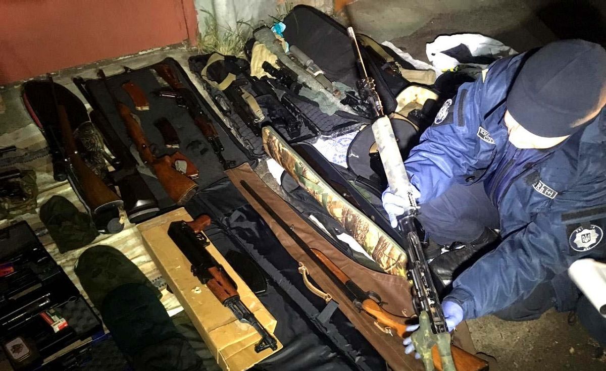 У Рівному поліцейські вилучили в чоловіка понад 10 тисяч одиниць зброї та боєприпасів