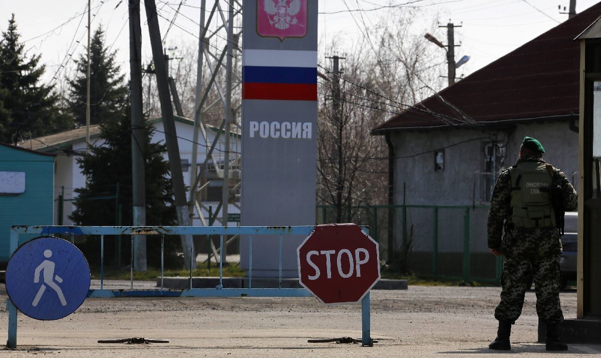 Кабмін заборонив українцям виїжджати в Росію за внутрішніми паспортами