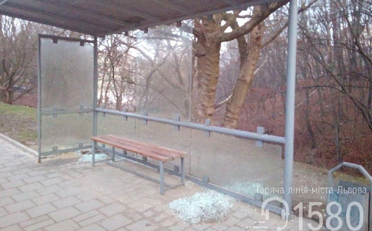 Вночі вандали розтрощили у Львові п’ять зупинок громадського транспорту