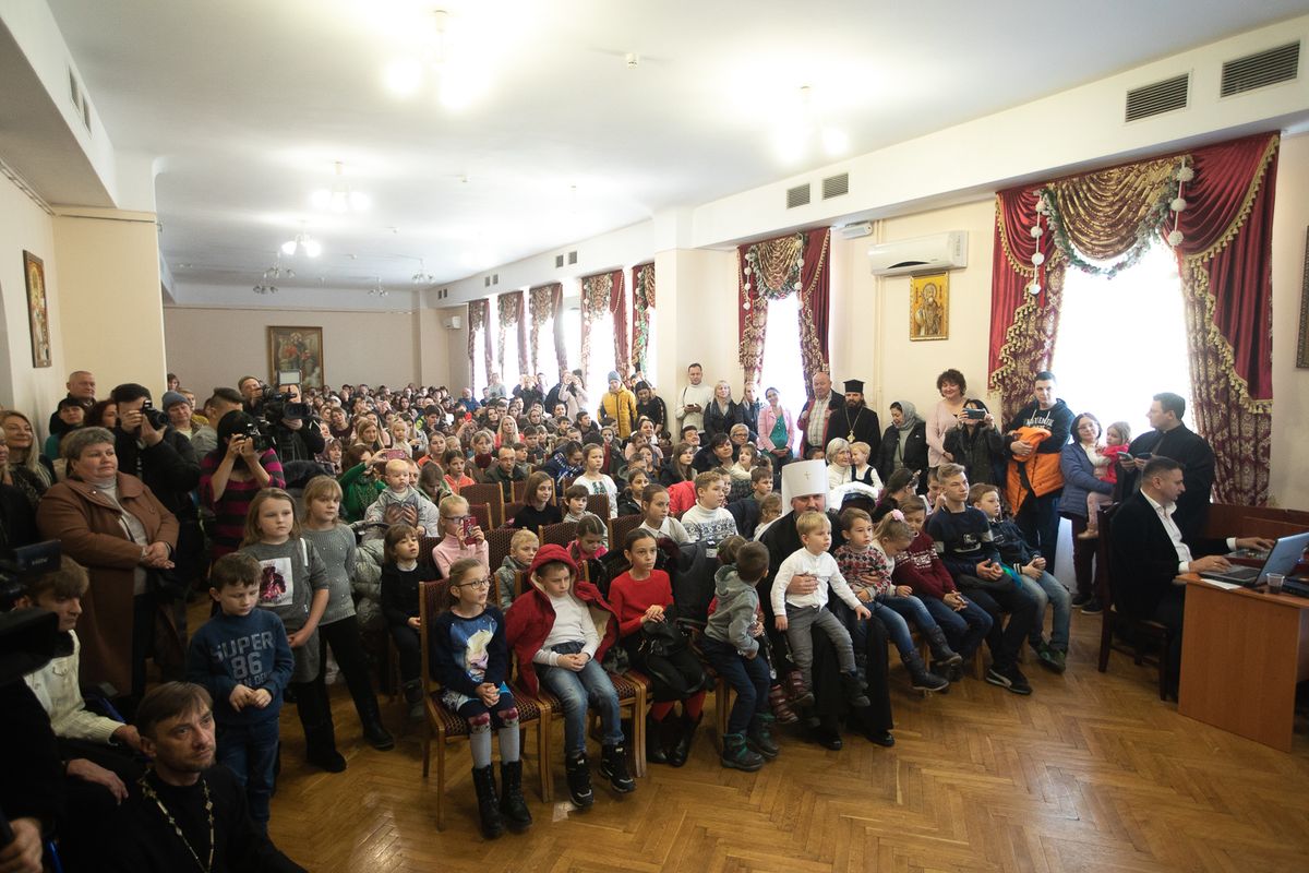 Святий Миколай мандрує Україною разом з «АТБ» та виконує побажання малечі