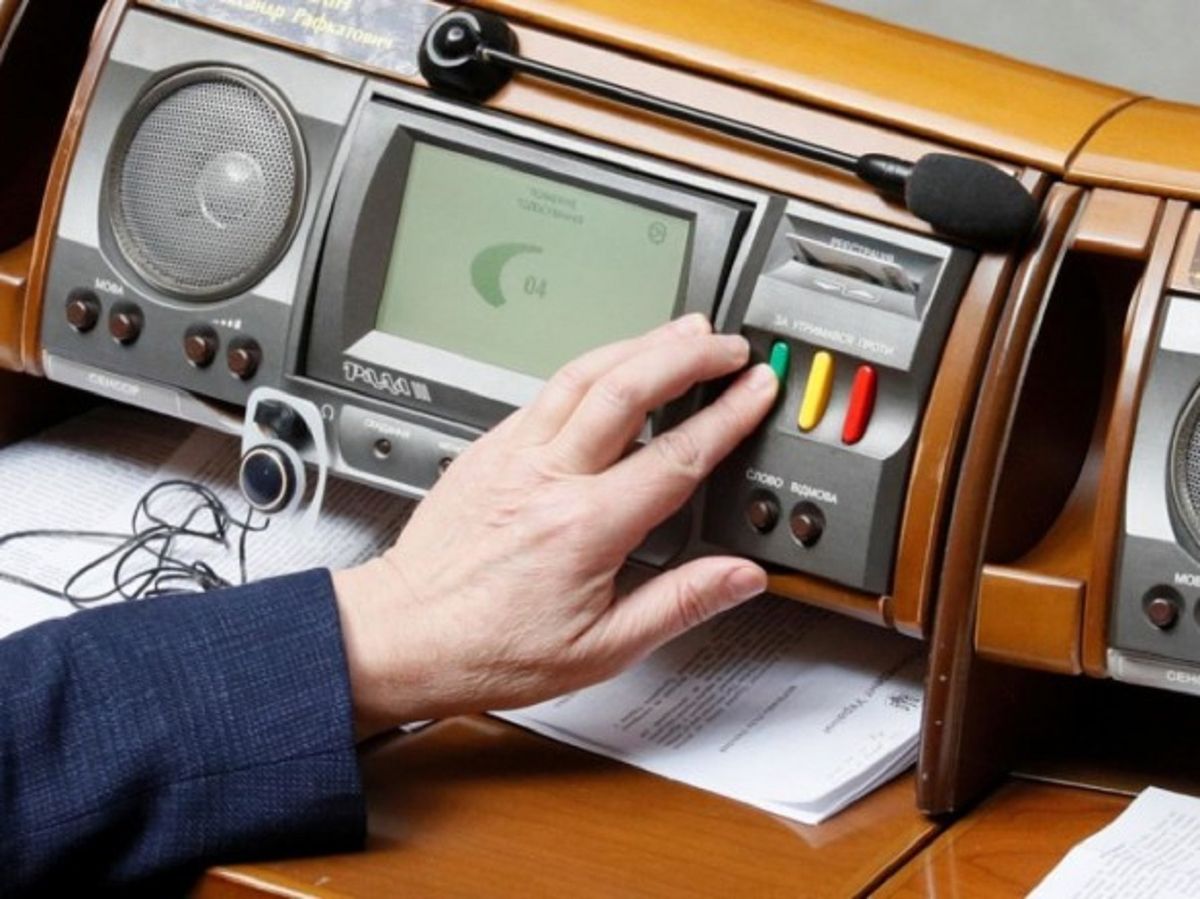 За кнопкодавство у Верховній Раді депутатів штрафуватимуть до 85 тис. грн