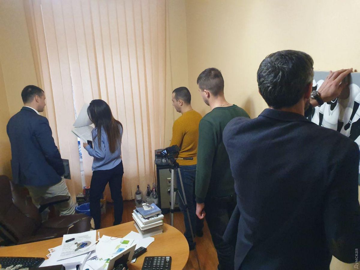 Детективи НАБУ обшуками заблокували роботу одеського телеканалу «Думская ТВ»