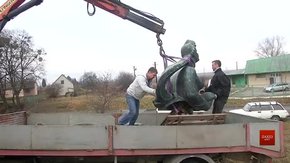 Понищений вандалами пам'ятник Русалці Дністровій біля Львова демонтували