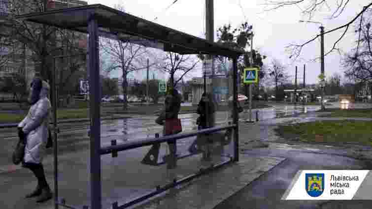 Вандали знову розтрощили кілька зупинок громадського транспорту у Львові