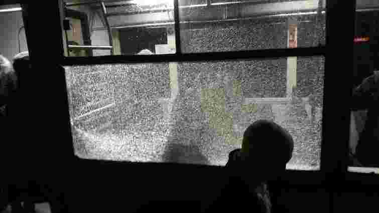 На Сихові невідомий обстріляв з пневматики автобус з пасажирами