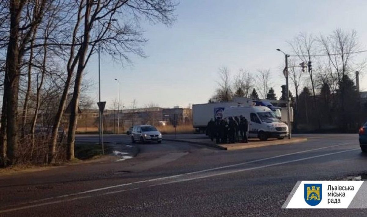 На виїзді зі Львова з вогнепальної зброї обстріляли камери відеоспостереження