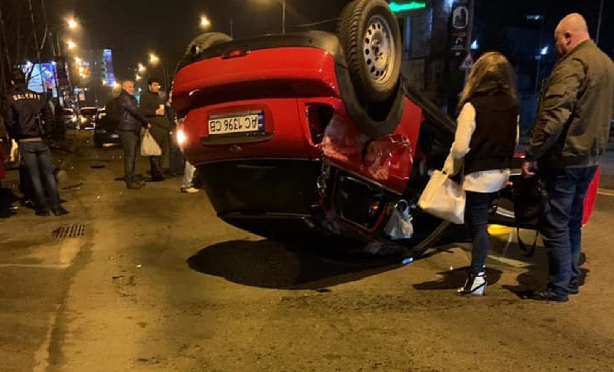 У Львові на вул. Липинського внаслідок ДТП автомобіль перекинувся на дах