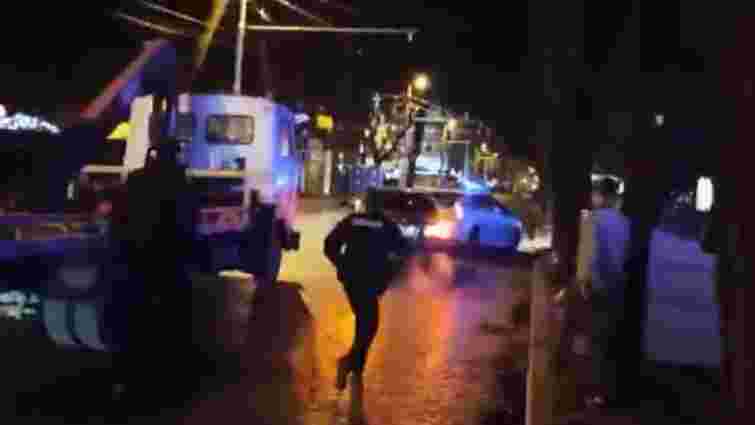 У центрі Львова водій BMW збив поліцейського і розбив його автомобіль