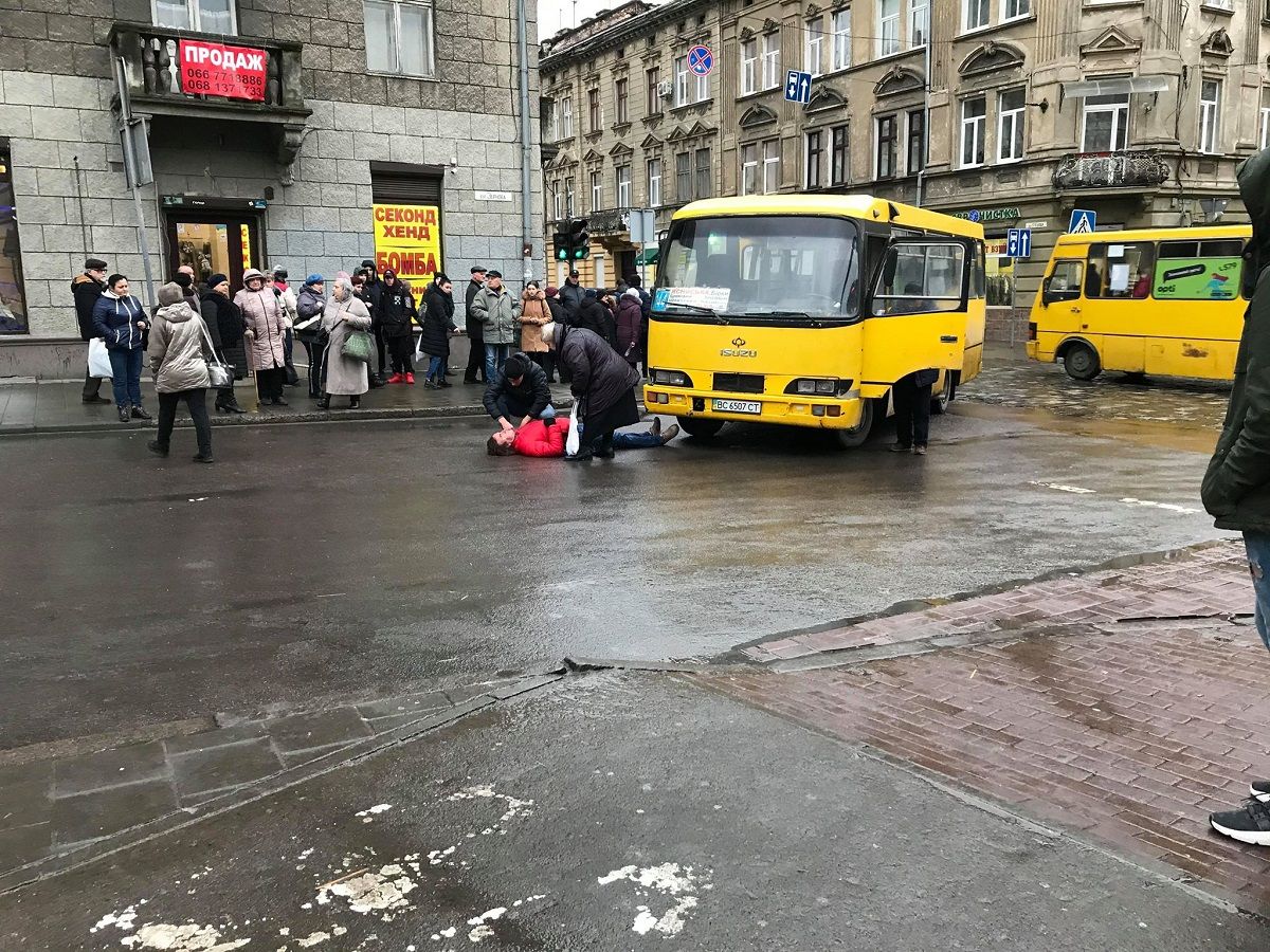 Пішохід потрапив під колеса маршрутки у центрі Львова