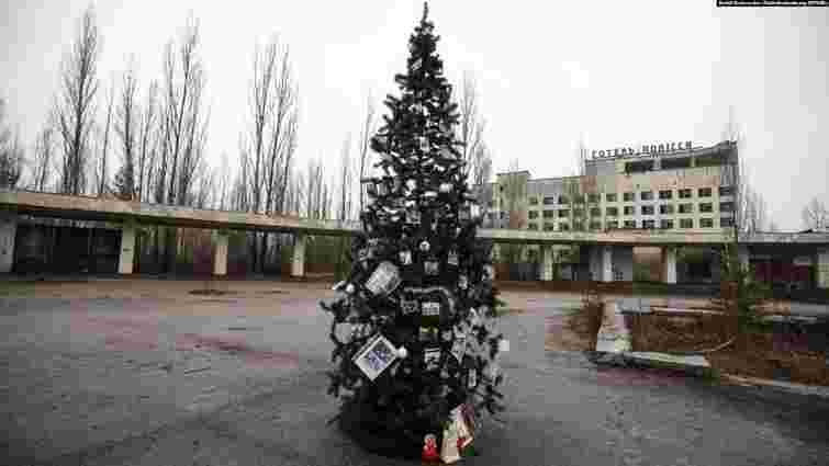 У Прип’яті встановили першу після Чорнобильської аварії новорічну ялинку