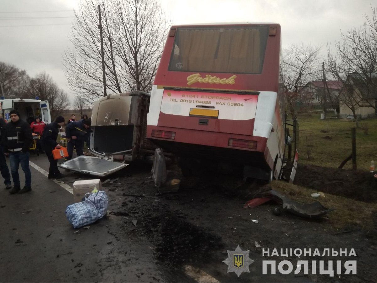 Внаслідок зіткнення двох автобусів на Волині постраждали восьмеро людей