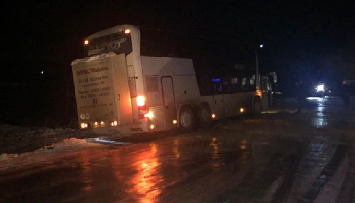 Вночі рятувальники витягували рейсовий автобус, який з десятками пасажирів з'їхав з дороги  