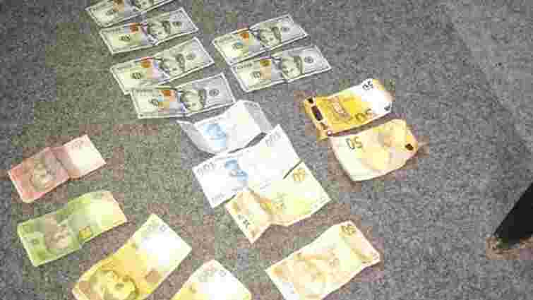 Поліцейські знайшли у черевиках 30-річного чоловіка гроші, які він вкрав в іноземця