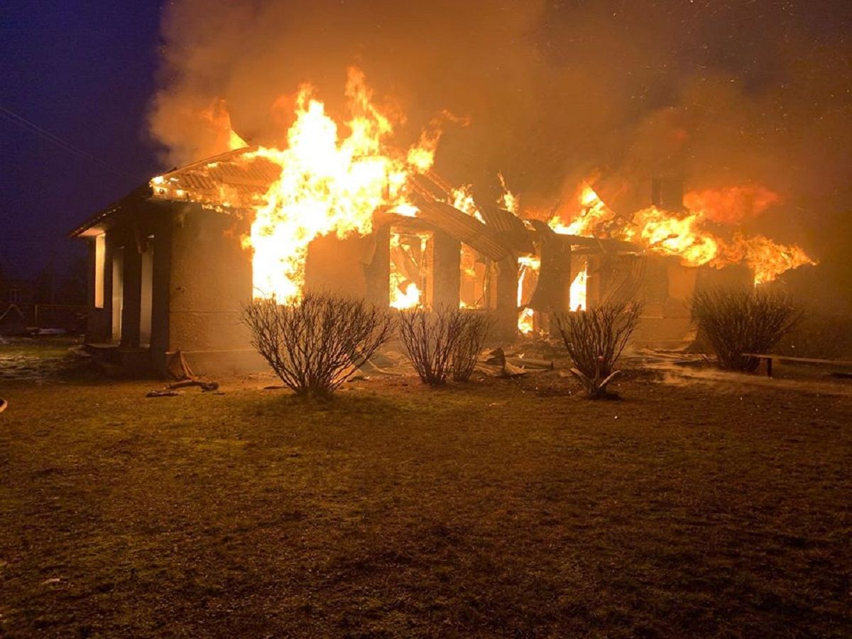 У Радехівському районі на Львівщині вщент згорів сільський будинок культури
