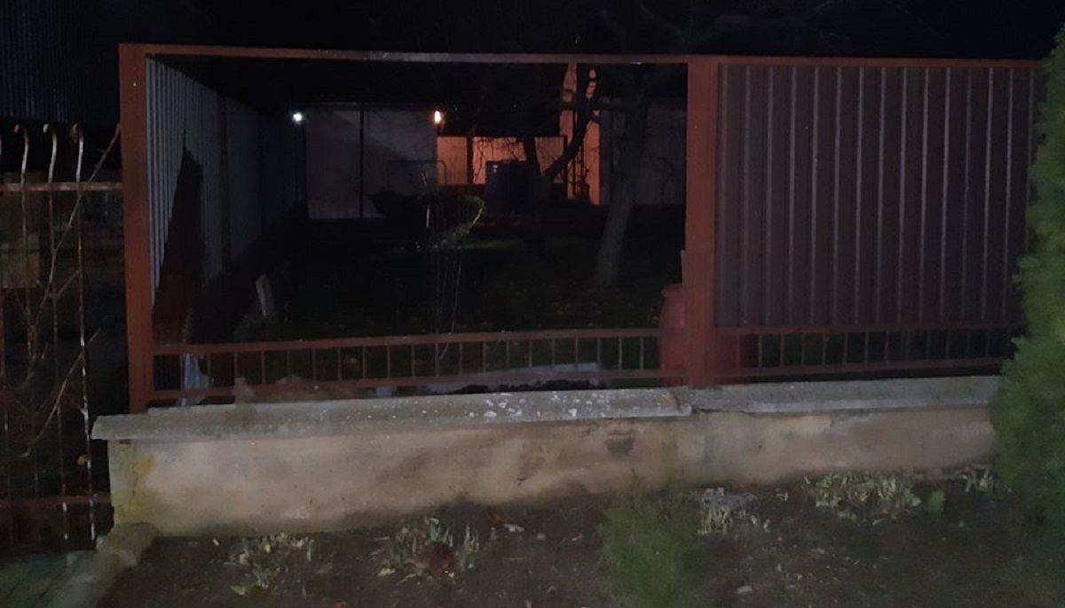 У Мукачеві невідомий обстріляв з гранатомета приватне подвір’я
