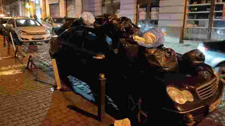 Невідомі закидали сміттям автомобіль Mercedes W203 у центрі Львова
