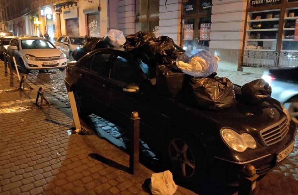 Невідомі закидали сміттям автомобіль Mercedes W203 у центрі Львова
