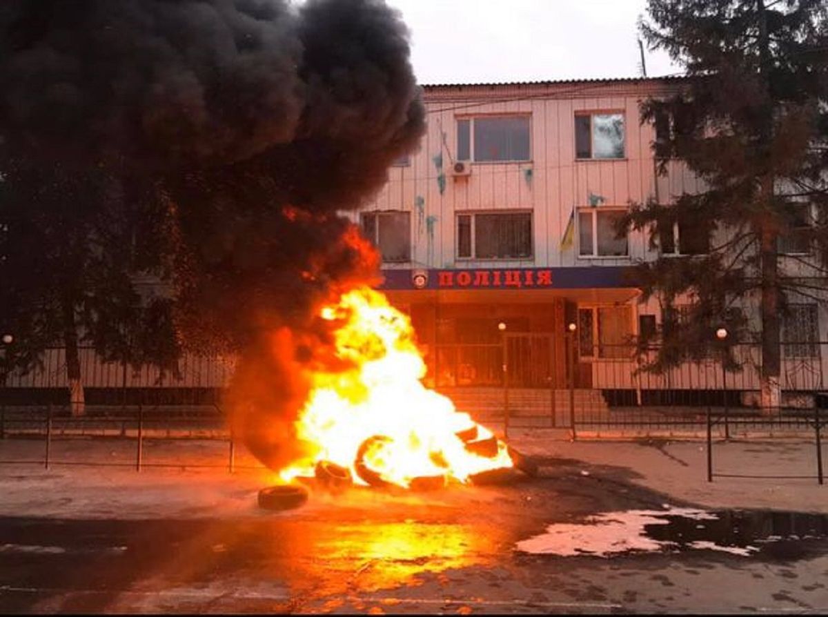 Мешканці Каховки закидали димовими шашками райвідділ поліції