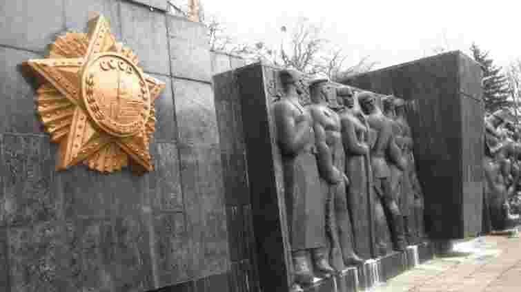 Михайло Добкін купив барельєф ордена «Перемоги» з львівського Монумента слави