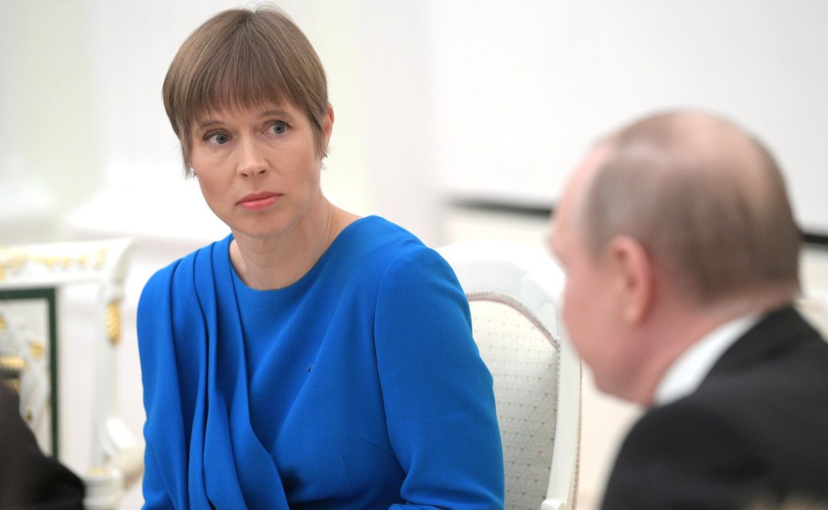 Президентка Естонії повернула російському послу подаровану пляшку кримського шампанського