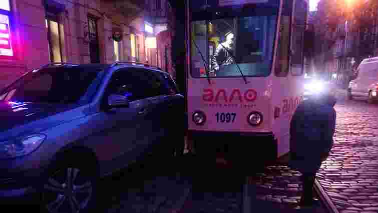 У Львові трамвай з’їхав з рейок і пошкодив припаркований автомобіль