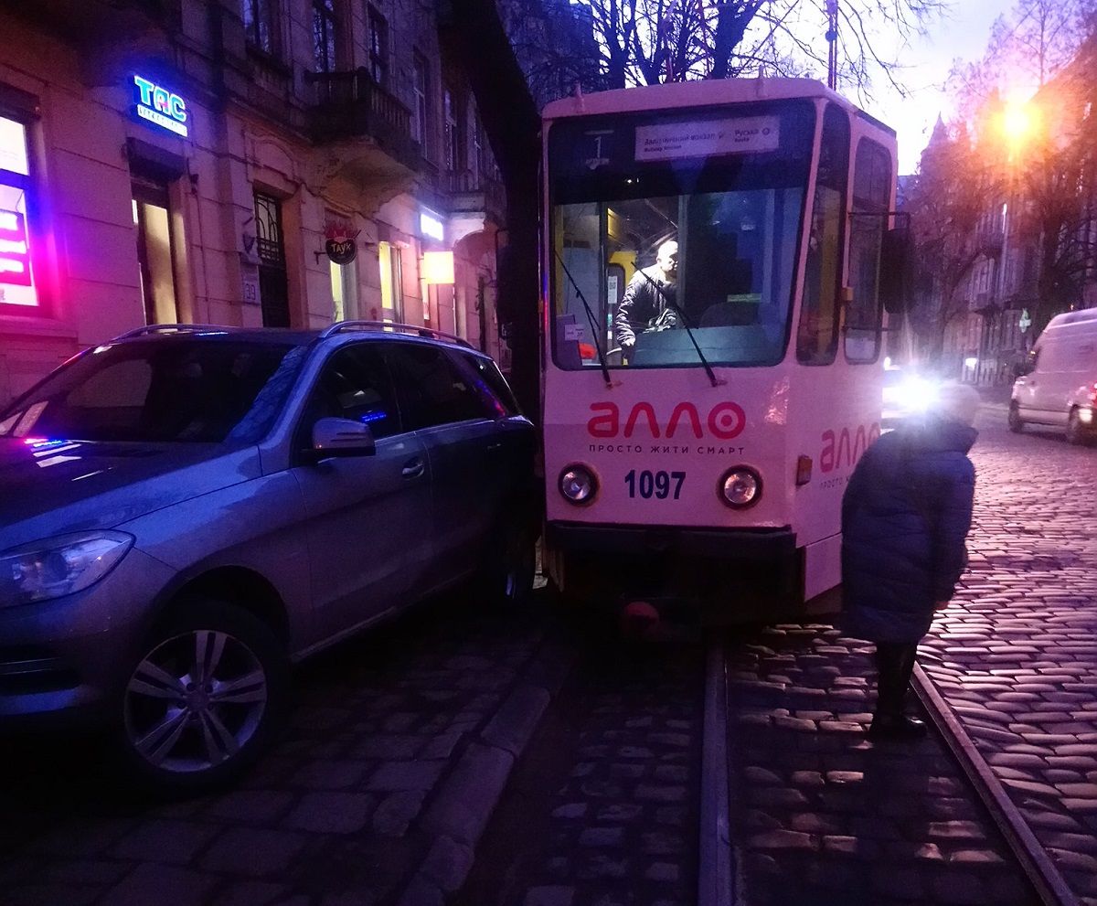 У Львові трамвай з’їхав з рейок і пошкодив припаркований автомобіль