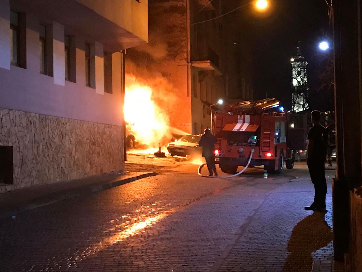 Вночі у центрі Львова згорів автомобіль
