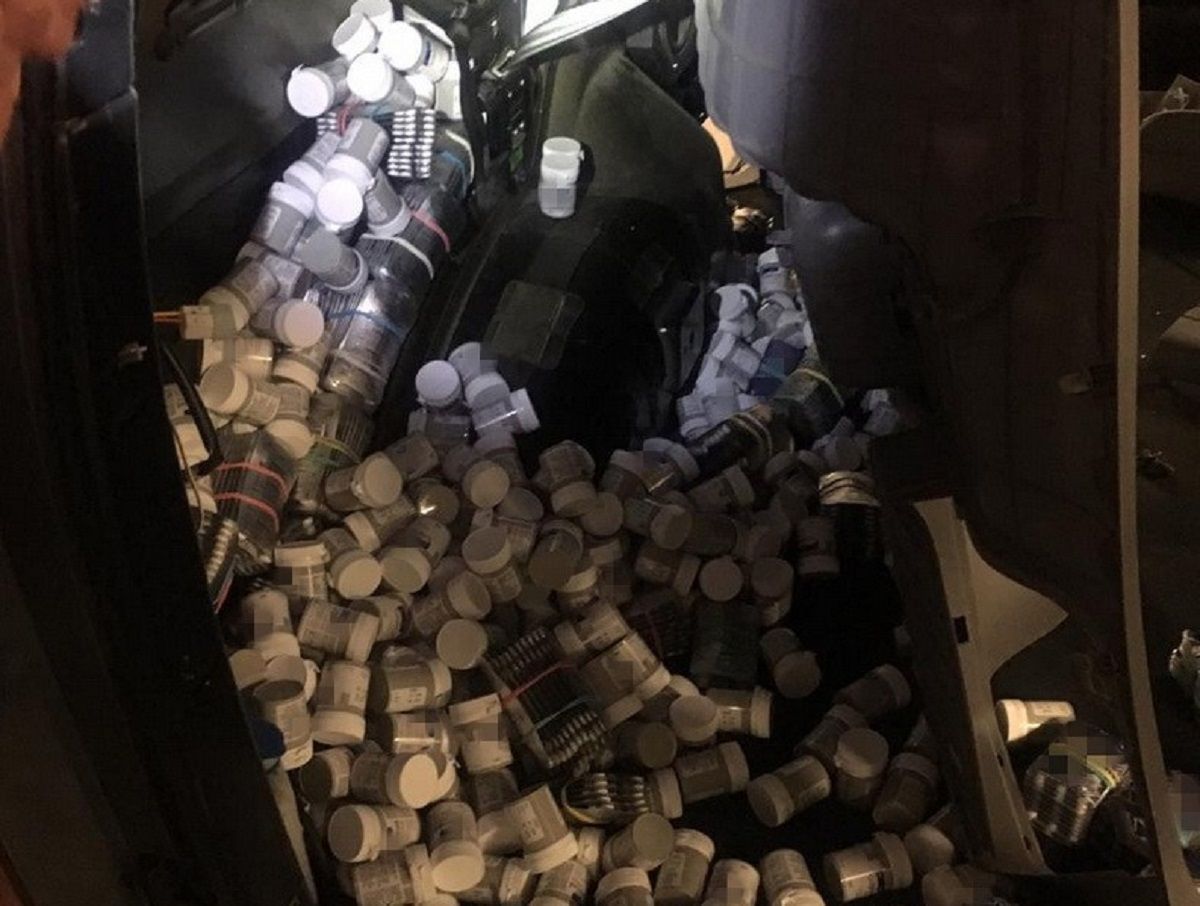 На Львівщині оперативники блокували канал ввезення великих партій нарковмісних таблеток