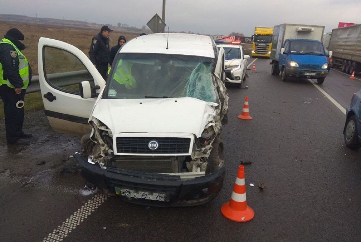 Злодій на краденому автомобілі втікав від поліції і врізався у фуру біля Львова