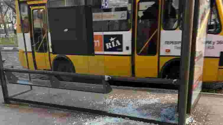 У центрі Львова вандали розбили зупинку громадського транспорту