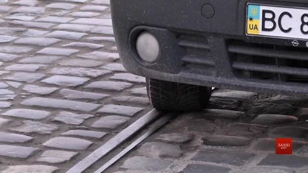 Водіїв просять не паркувати автомобілі на колії на Замарстинівській