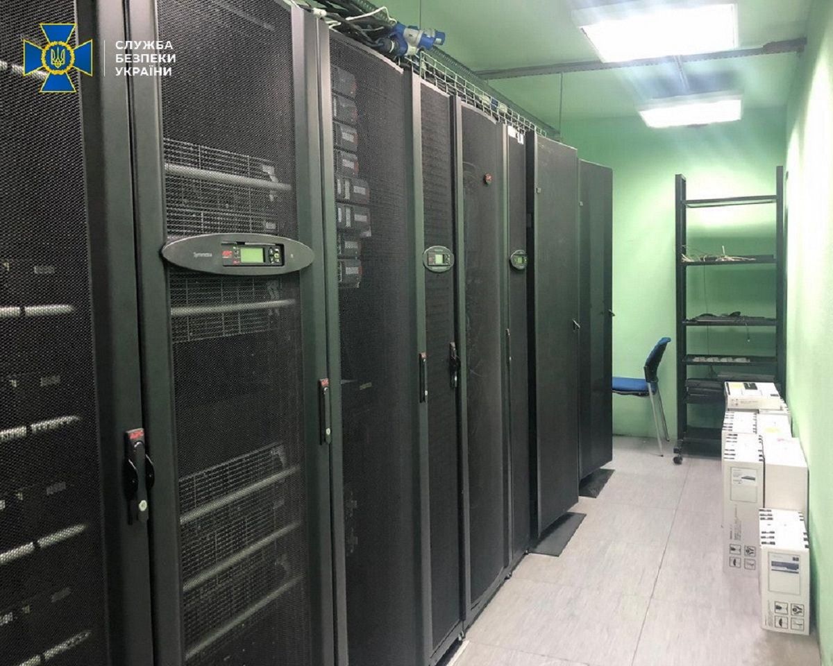 Чиновники податкової допомагали щомісяця виводити в «тінь» близько 500 млн грн