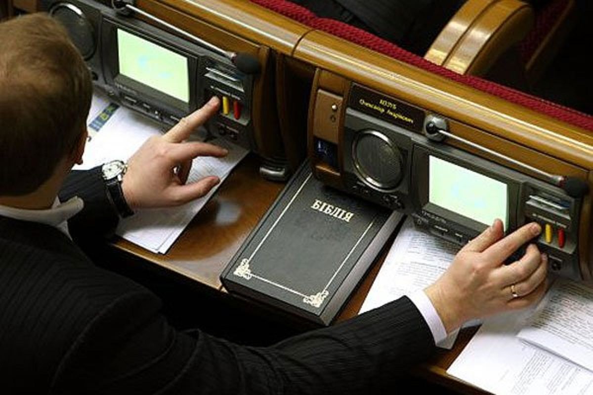 В Україні почав діяти закон про кримінальну відповідальність за кнопкодавство у Верховній Раді